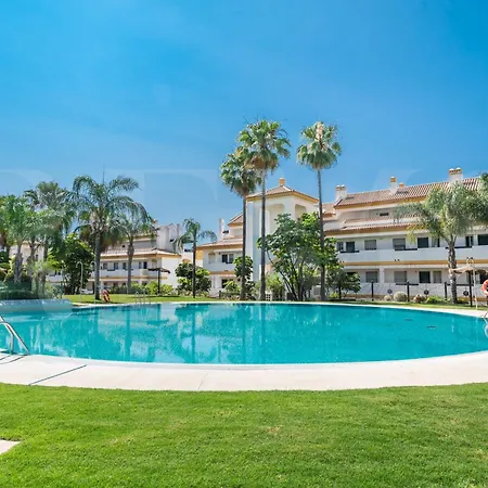 Apartment Getaway With Parking, Jacuzzi And Pool Rems *
